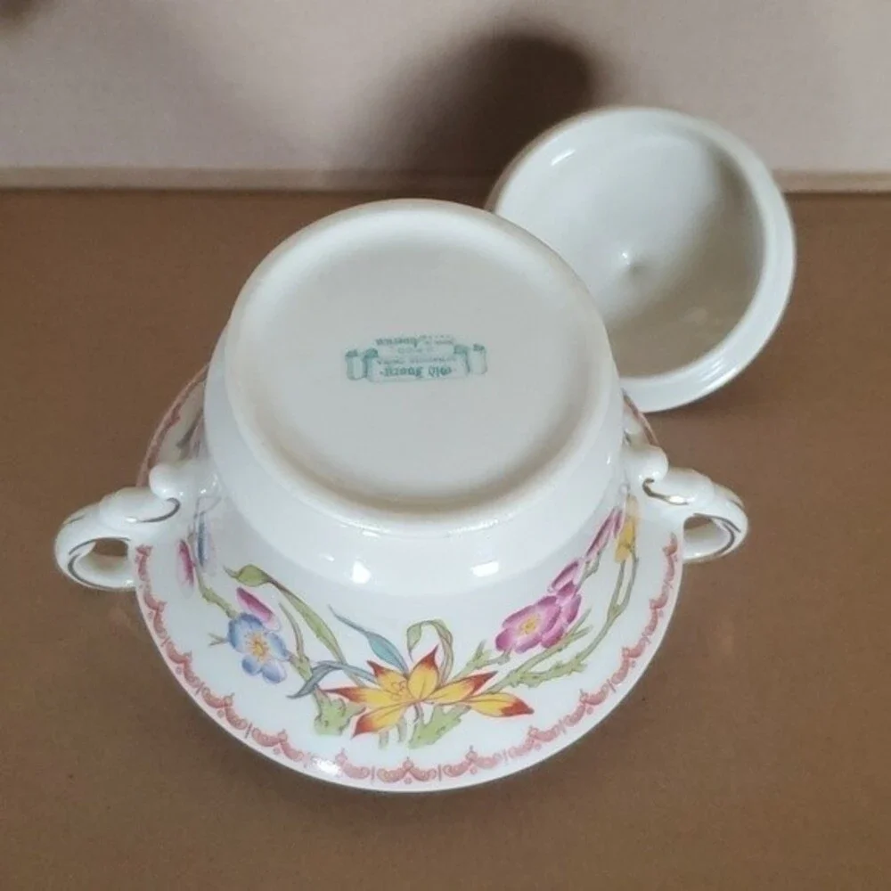 Syracuse Old Ivory Bombay pattern SUGAR BOWL AND LID - flaw